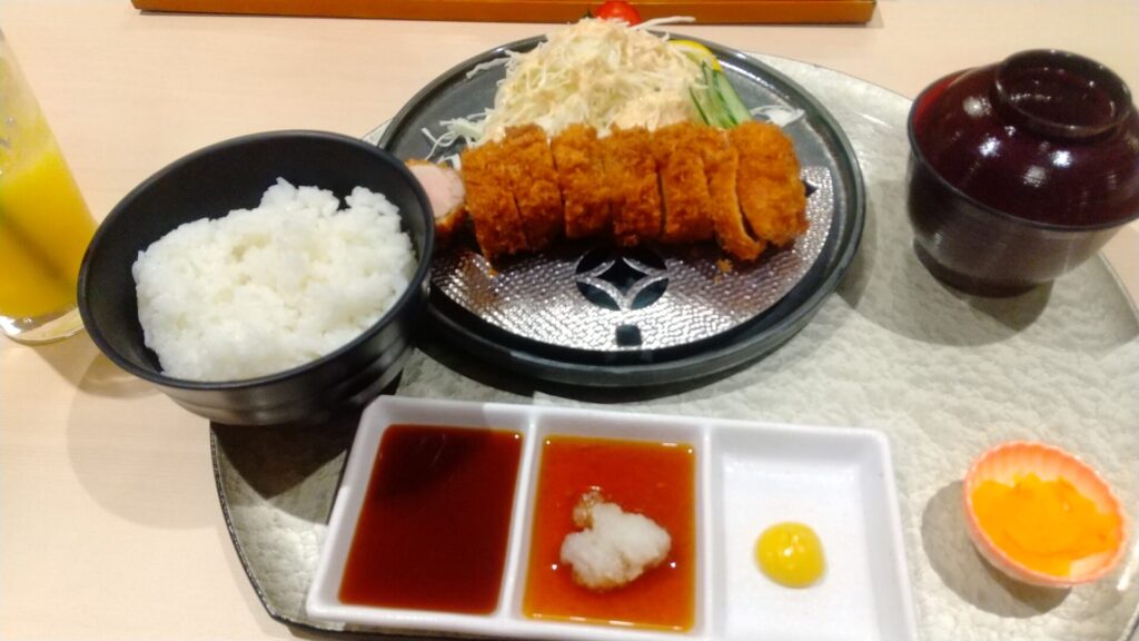 大阪 空庭温泉 レストラン 食倒横丁 居酒屋 縄のれん 霧島山麗三元豚極厚とんかつ定食ロース