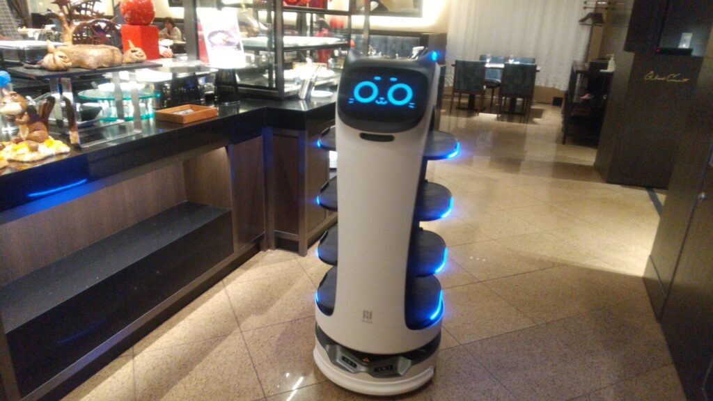 東京 新宿 京王プラザホテル レストラン グラスコート ロボット